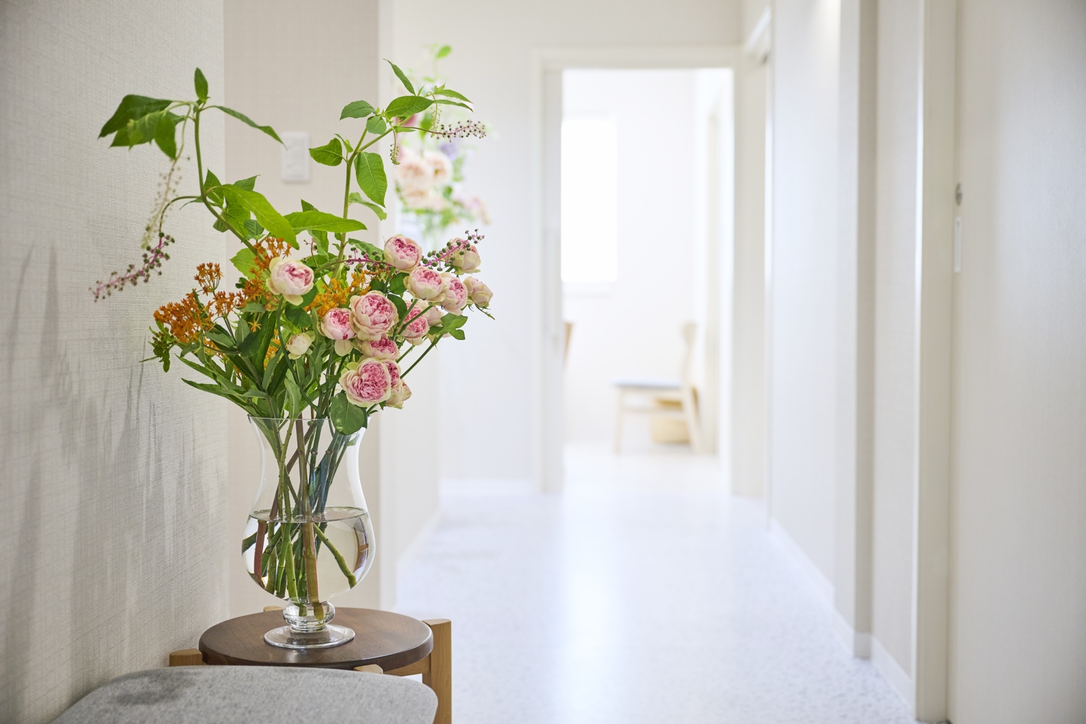 季節の花が飾られたKUJIRA CLINICの院内
