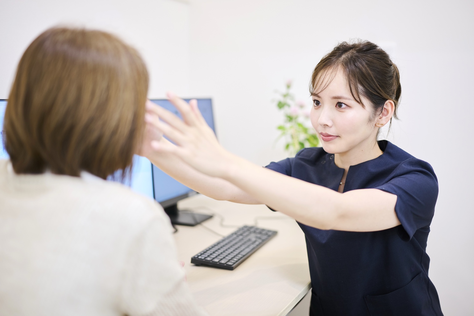 院長が患者さまの目元と頬の状態を診察する様子