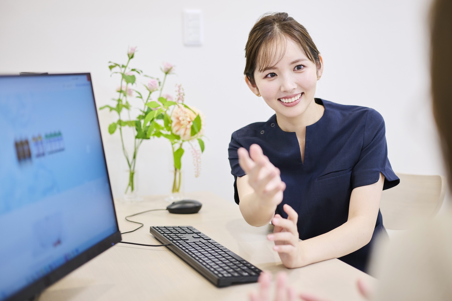 院長が患者さまに肌のケアについて説明する様子